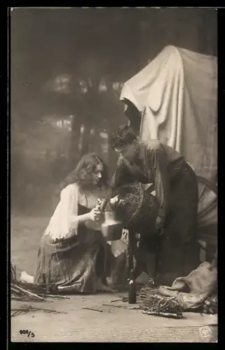 Foto-AK NPG Nr. 906 /5: Paar füllt einen Behälter