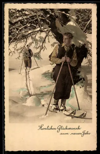 AK Zwei Skiläufer unter einem Baum, Neujahrsgruss