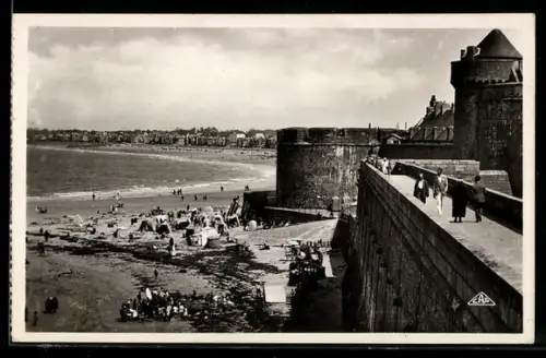 AK Saint-Malo, Les Remparts, le Château et la Plage des Bains