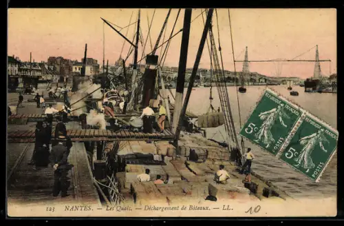 AK Nantes, Les Quais, Déchargement de Bateaux