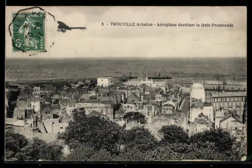 AK Trouville, Aviation, Aéroplane doublant la Jetée Promenade