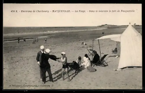 AK Nacqueville, La Plage, Dans le lointain le fort de Nacqueville