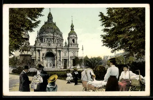 AK Berlin, Lustgarten mit Dom, alter Verkäufer von Stadtplänen und Postkarten