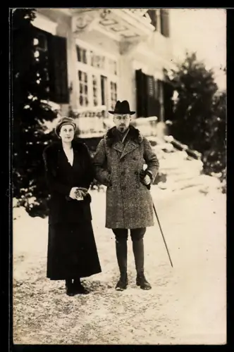 AK Prinz Oskar von Preussen mit Gemahlin vor seiner Villa
