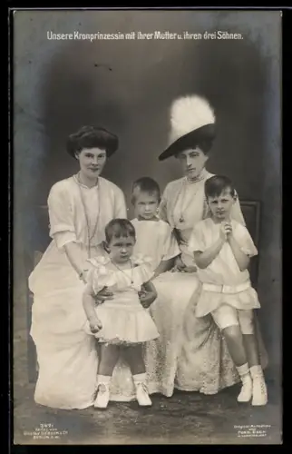 AK Kronprinzessin Cecilie sitzt mit ihren Söhnen und Mutter auf einer Bank