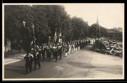 Foto-AK Waldshut i. B., Beisetzung, Prozession mit Blaskapelle