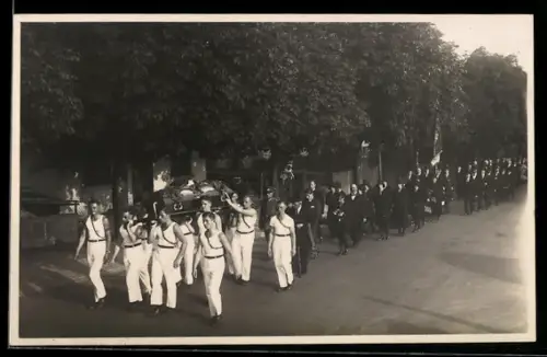 Foto-AK Waldshut i. B., Beisetzung 1930, Sargträger