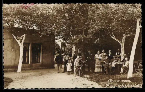 Foto-AK Bautzen, Gasthof Bergschlösschen mit Besuchern im Garten