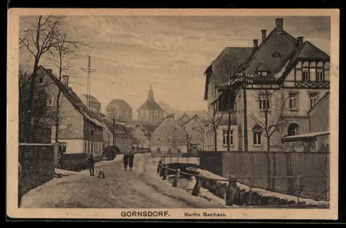 AK Gornsdorf, Strassenpartie mit Kurths Gasthaus im Winter
