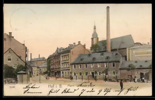 AK Hof in B., Strasse Pfarr, Panorama mit Fabrikschloten u. Kirchturm