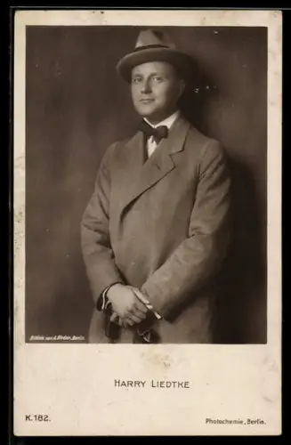 AK Schauspieler Harry Liedtke mit Hut und Fliege im Jackett