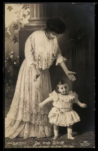 AK Kronprinzessin Cecilie übt mit ihrem kleinen Sohn das Laufen