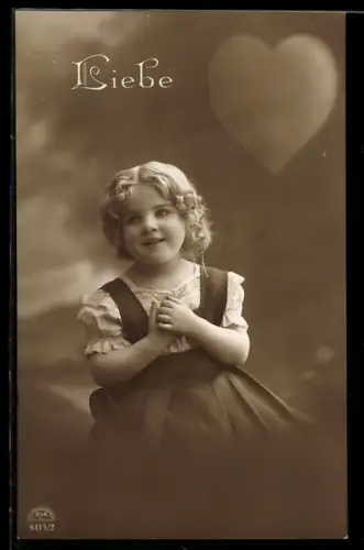 AK Kleines Mädchen im Kleid fässt sich ans Herz