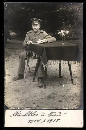 AK Soldat vom Infanterie-Regiment Nr. 120 in Feldgrau Uniform in der Etappe beim Lesen eines Buches