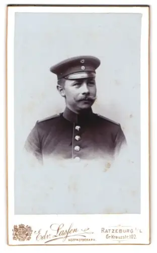 Fotografie Edv. Lassen, Ratzeburg i. L., Gr. Kreuzstr. 102, Soldat in Uniform mit Schirmmütze