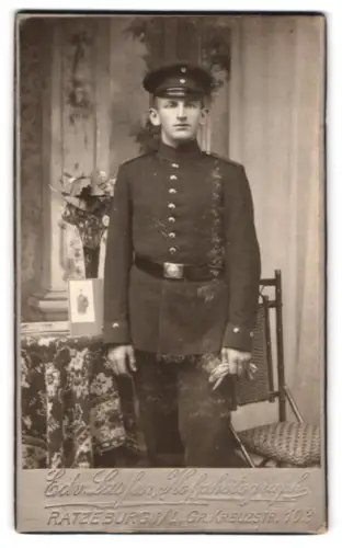 Fotografie Edv. Lassen, Ratzeburg i. L., Gr. Kreuzstr. 102, Soldat in Uniform mit Schirmmütze
