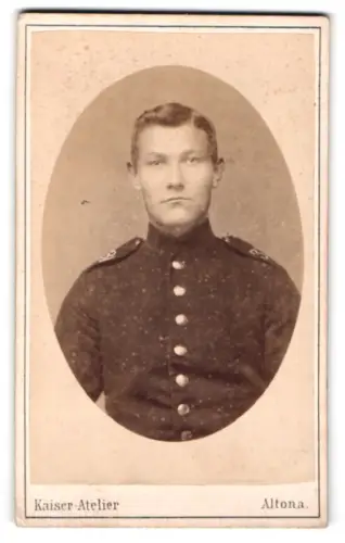Fotografie Kaiser-Atelier, Altona, Grosse Freiheit 64, Soldat vom Inf.-Rgt. Nr. 31 in Uniform