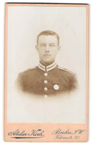 Fotografie Atelier Koch, Berlin, Fidicinstr, 20, Garde-Gefreiter in Uniform mit Centenar-Medaille