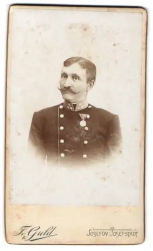 Fotografie Fr. Guld, Josefstadt, K.u.K. Zugsführer in Uniform mit Jubiläumsmedaille 1898