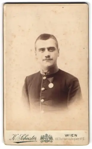 Fotografie K. Schuster, Wien, Thaliastrasse, K.u.K. Gefreiter in Uniform mit Jubiläumsmedaille 1898