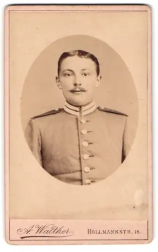 Fotografie A. Walther, Berlin, Hollmannstr. 16, Gardesoldat in Uniform