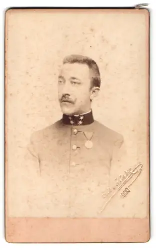 Fotografie H. Eckert, Prag, K.u.K. Korporal in Uniform mit Jubiläumsmedaille 1898