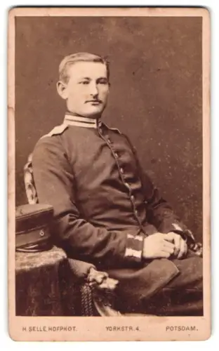 Fotografie H. Selle, Potsdam, Yorkstr. 4, Gardesoldat in Uniform mit Schirmmütze