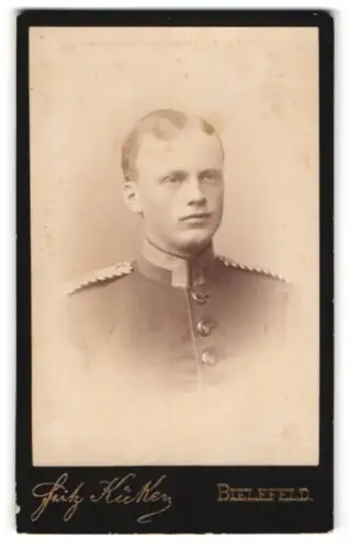 Fotografie Fritz Küken, Bielefeld, Neumarkt 20, Einjährig-Freiwilliger Unteroffizier in Uniform