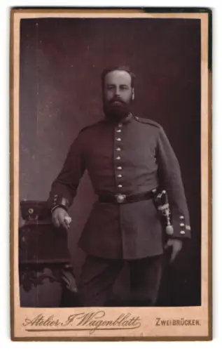 Fotografie J. Wagenblatt, Zweibrücken, gegenüber Kath. Kirche, Unteroffizier in Uniform mit Schirmmütze und Säbel