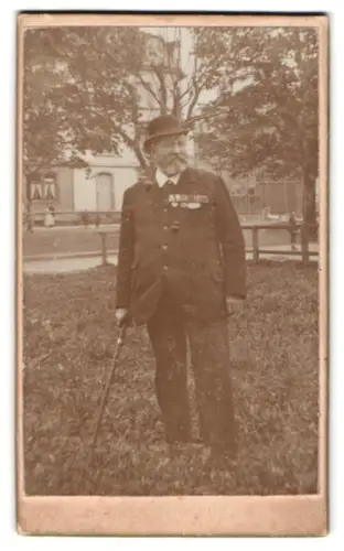 Fotografie unbekannter Fotograf und Ort, Veteran im Anzug m. grosser Ordensspange, dabei KDM 1870/71 und Dienstauszeichnu