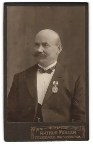 Fotografie Arthur Müller, Cossebaude, Dresdenerstr. 34, Herr im Anzug mit Kriegervereins-Ehrenzeichen