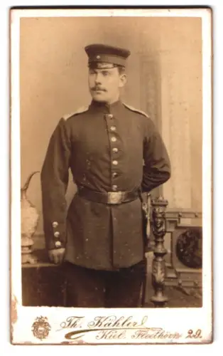 Fotografie Th. Kähler, Kiel, Fleethörn 29, Soldat vom Inf.-Rgt. Nr. 85 in Uniform mit Schirmmütze und Bajonett