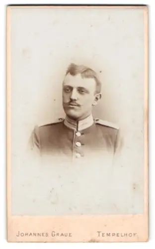 Fotografie Johannes Graue, Tempelhof, Ringbahnstr. 60, Garde-Soldat in Uniform
