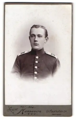 Fotografie Atelier Hannovera, Hannover, Gr. Packhofstr. 34, Soldat vom Inf.-Rgt. Nr. 73 in Uniform