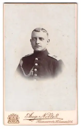 Fotografie Aug. Nolte, Hannover, Holzmarkt 6, Soldat vom Inf.-Rgt. Nr. 73 in Uniform mit Schützenschnur 1. Stufe