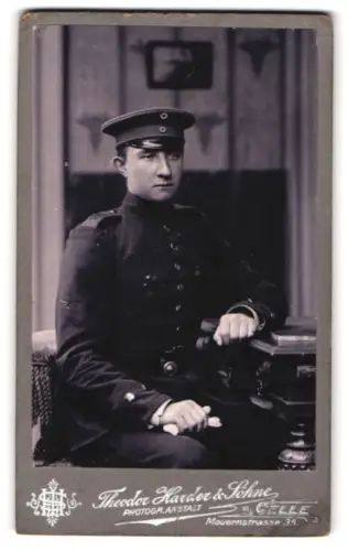 Fotografie Theodor Harder & Söhne, Celle, Mauerstrasse 35, Soldat vom Regiment Nr. 10 in Uniform mit Schirmmütze