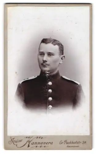 Fotografie Atelier Hannovera, Hannover, Gr. Packhofstr. 34, Soldat vom Inf.-Rgt. Nr. 73 in Uniform