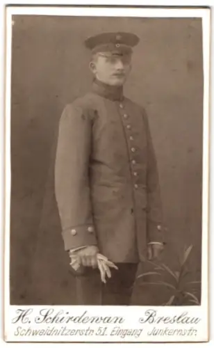 Fotografie H. Schirdewan, Breslau, Unteroffizier in Uniform mit Schirmmütze