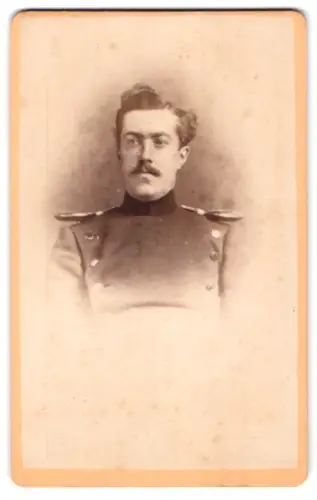 Fotografie A. C. Baudelaire & Quirin, Strasbourg, Offizier im Überrock