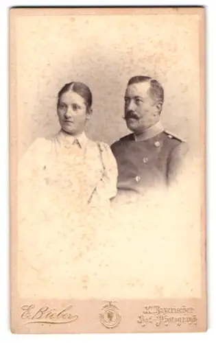 Fotografie E. Bieber, Berlin, Leipziger-Str. 128, Offizier im Überrock mit seiner Frau