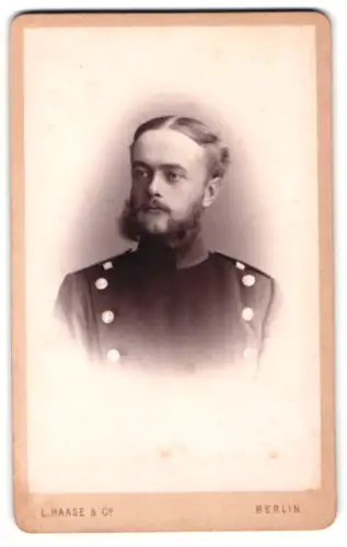 Fotografie L. Haase & Co., Berlin, Unter den Linden 62/63, Offizier im Überrock