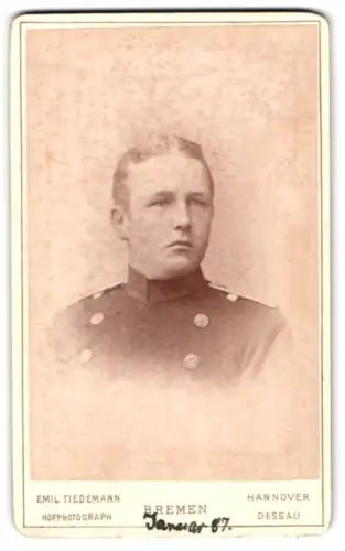 Fotografie Emil Tiedemann, Berlin, Richtweg 12, Offizier im Überrock, 1887