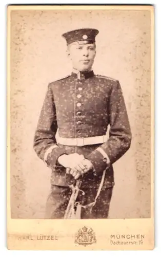 Fotografie Karl Lützel, München, Dachauerstrasse 19, Unteroffizier in Uniform mit Schirmmütze und Säbel