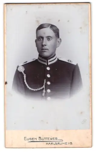 Fotografie Eugen Butteweg, Karlsruhe, Amalienstrasse 37, Garde-Soldat in Uniform mit Schützenschnur 1. Stufe