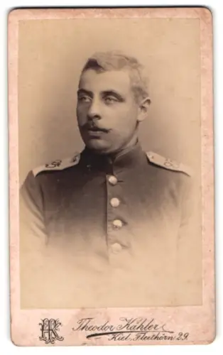 Fotografie Theodor Kähler, Kiel, Fleethorn 29, Soldat vom Inf.-Rgt. Nr. 85 in Uniform