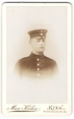 Fotografie Max Kühn, Kiel, Holtenauerstr. 31, Soldat in Uniform mit Schirmmütze