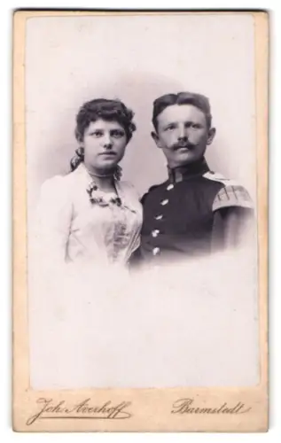 Fotografie Joh. Averhoff, Barmstedt, Unteroffizier-Spielmann in Uniform mit seiner Frau