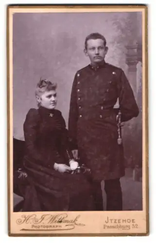 Fotografie H. F. Wittmak, Itzehoe, Paaschburg 52, Offizier im Überrock mit Degen und seiner Frau