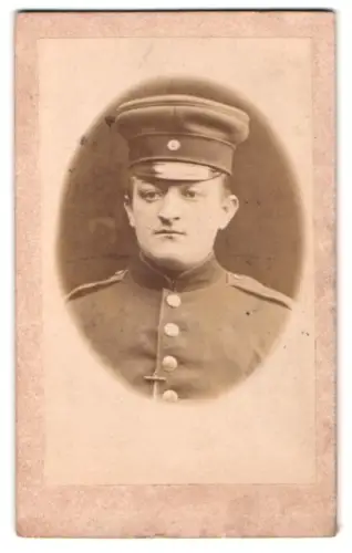 Fotografie Carl Ohle, Rendsburg, Prinzessinenstrasse, Soldat in Uniform mit Schirmmütze