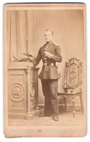 Fotografie H. Eivers, Hamburg, Langreihe 63, Soldat in Uniform mit Seitenwaffe